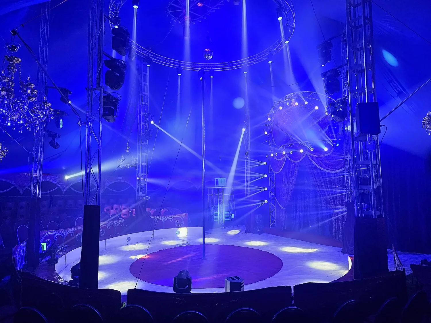 Blaue Licht- und Riggingtechnik über einer Manege