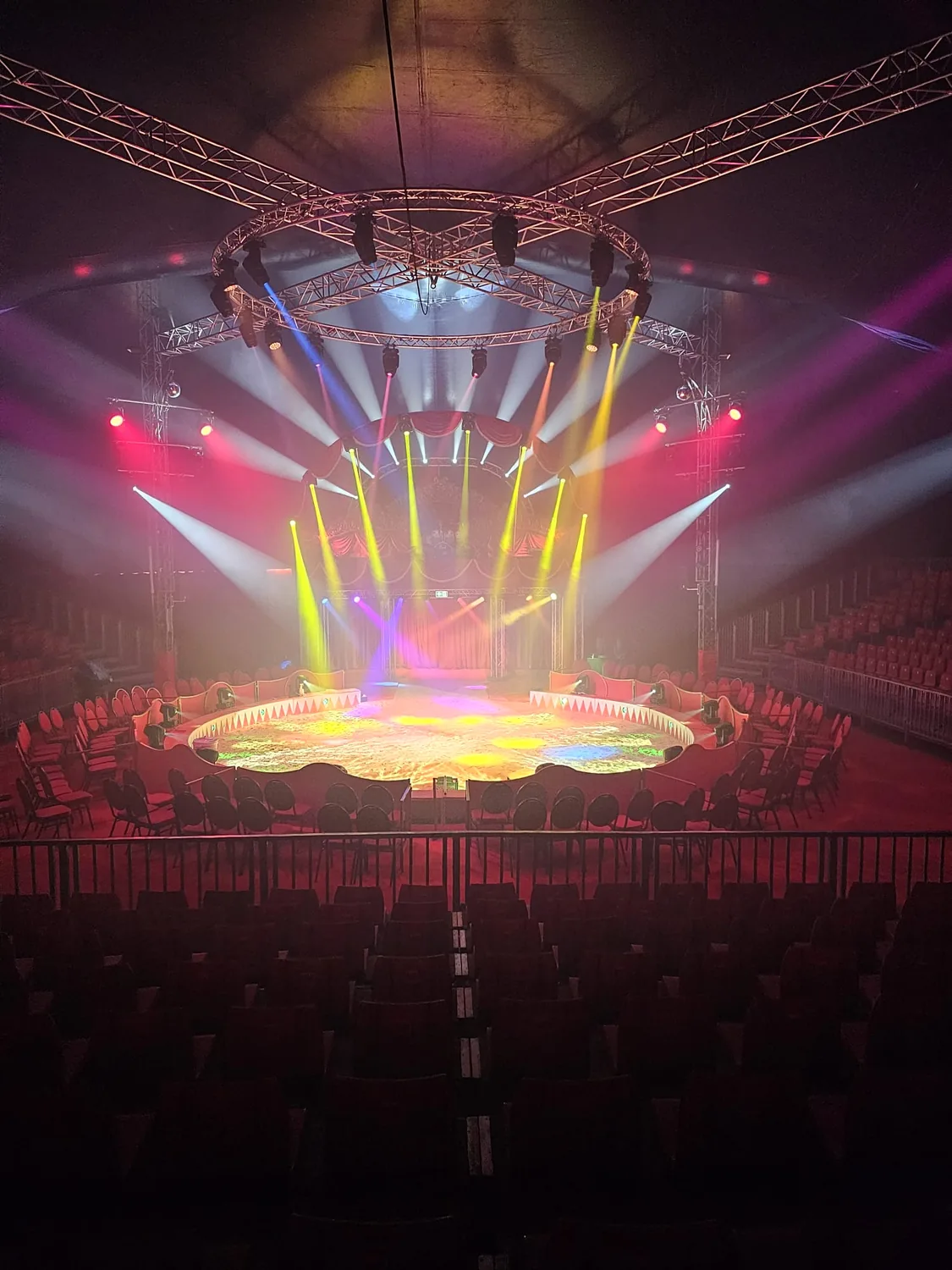 Großes Zirkuszelt mit Tribüne, Manege und professioneller Lichttechnik