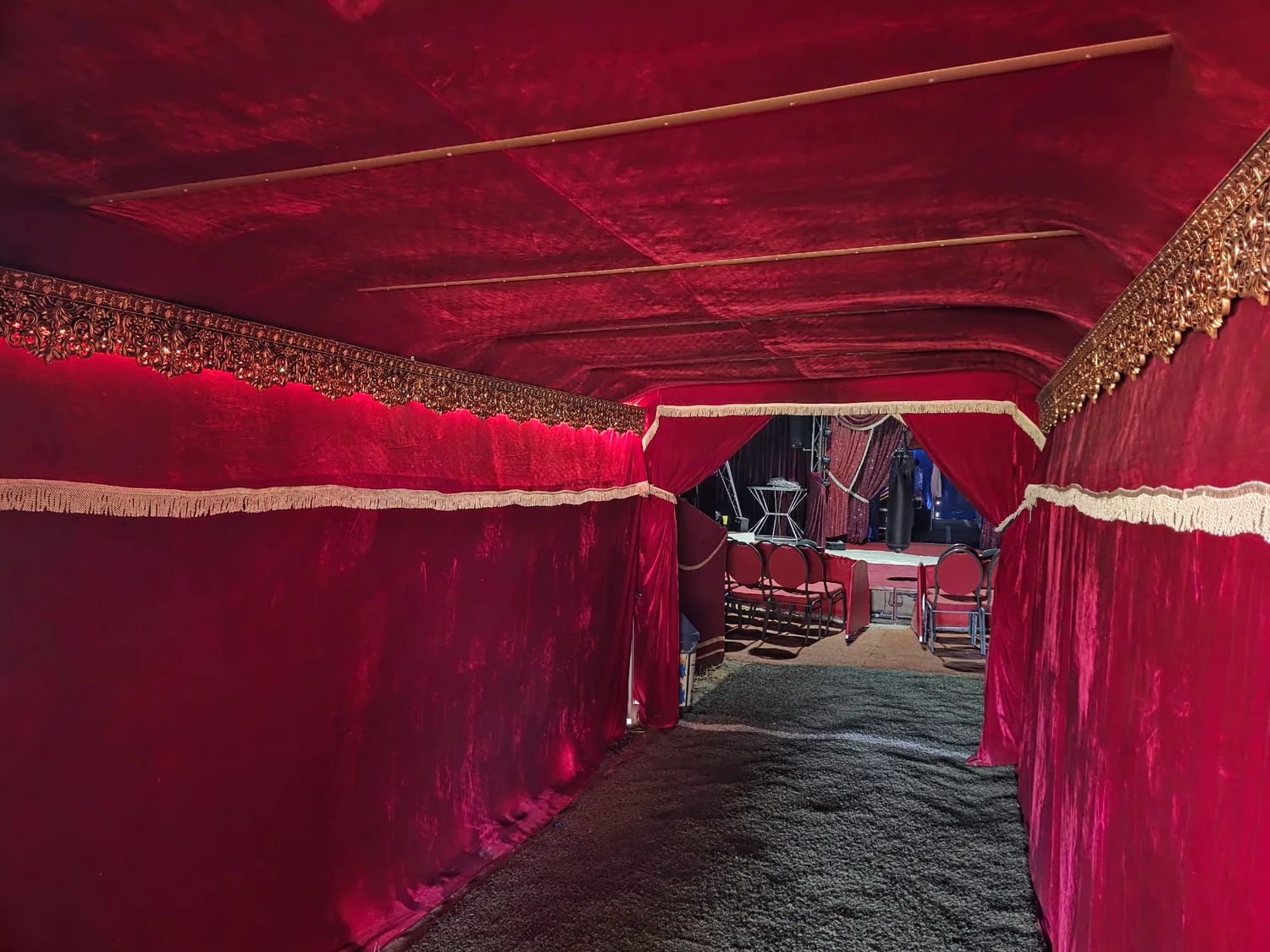 Ausgekleideter Verbindungstunnel in einer Zeltanlage